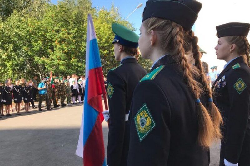 Во дворе курганской школы открылась 117-метровая Аллея памяти