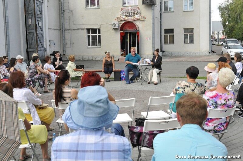 Курганский драмтеатр продолжает читки на свежем воздухе
