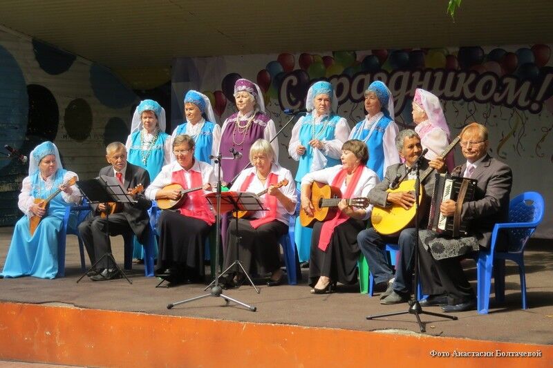 Курганские песенные ансамбли поздравили горожан с праздником