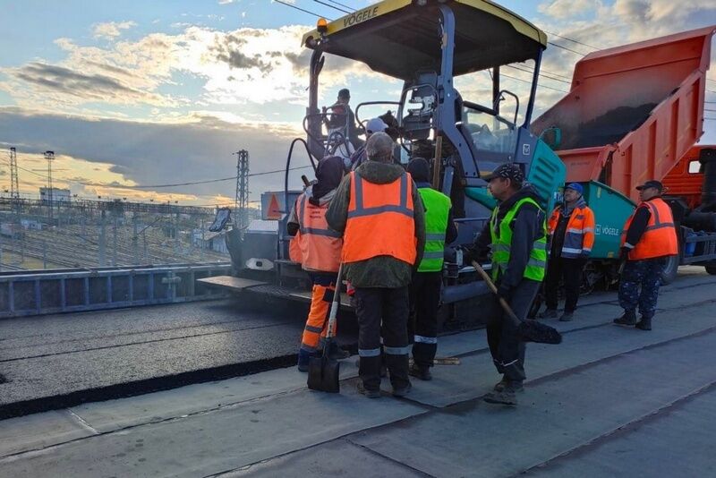 На Некрасовском мосту в Кургане начали укладывать асфальт