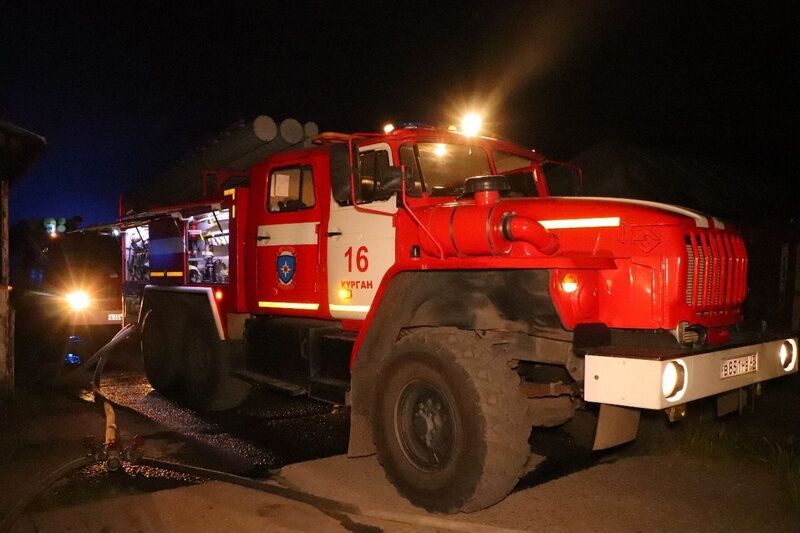 В Кургане ночью при пожаре в пятиэтажке спасены 4 взрослых и 3 детей