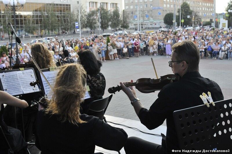 Сотни курганцев до темноты слушали классическую музыку на Троицкой площади