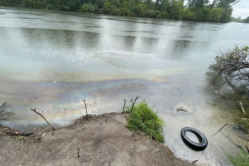 В реке Тобол в границах Кургана обнаружили разлив нефтепродуктов