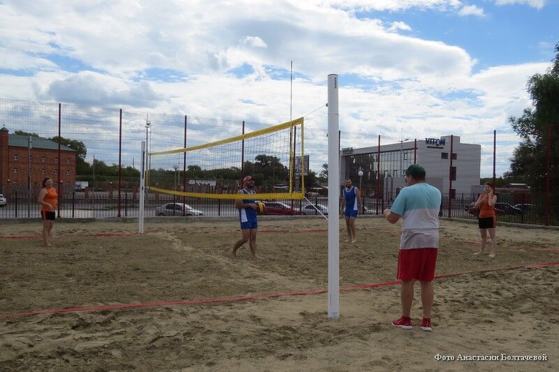 В Кургане открыли новую волейбольную площадку