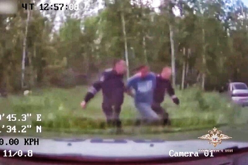 В Курганской области сотрудники ДПС остановили пьяного водителя с помощью пистолета