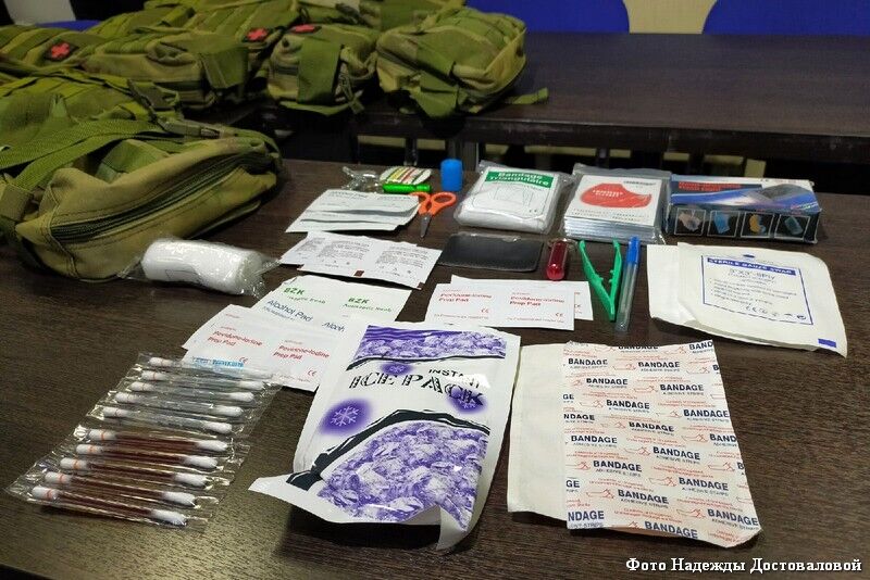 В Кургане налоговая служба передала 25 аптечек для Донбасса