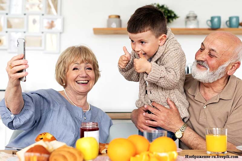 Должны ли бабушки сидеть с внуками