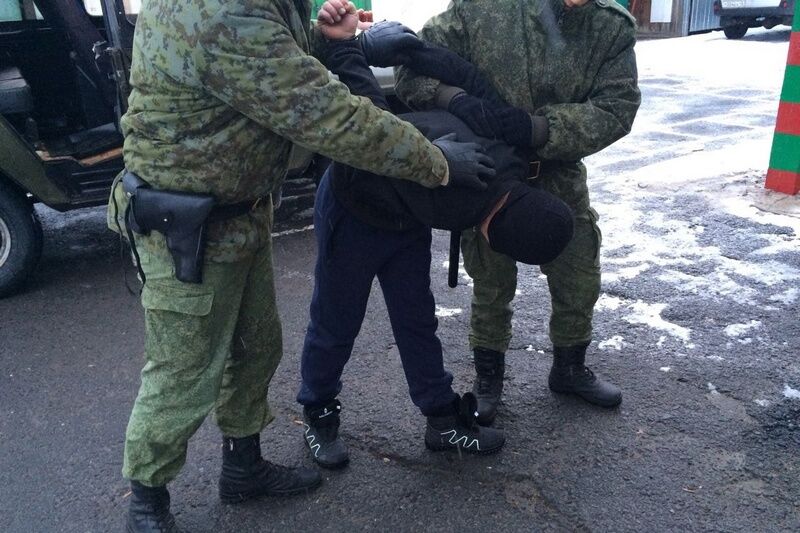 Трое азербайджанцев, которым запретили въезд в Россию, попытались пересечь границу пешком