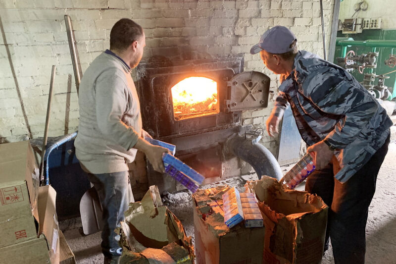 В Кургане уничтожили крупную партию нелегального табака