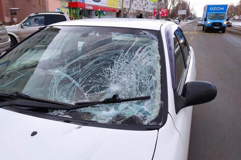 В Кургане 17-летний переходил дорогу на красный и попал под колеса