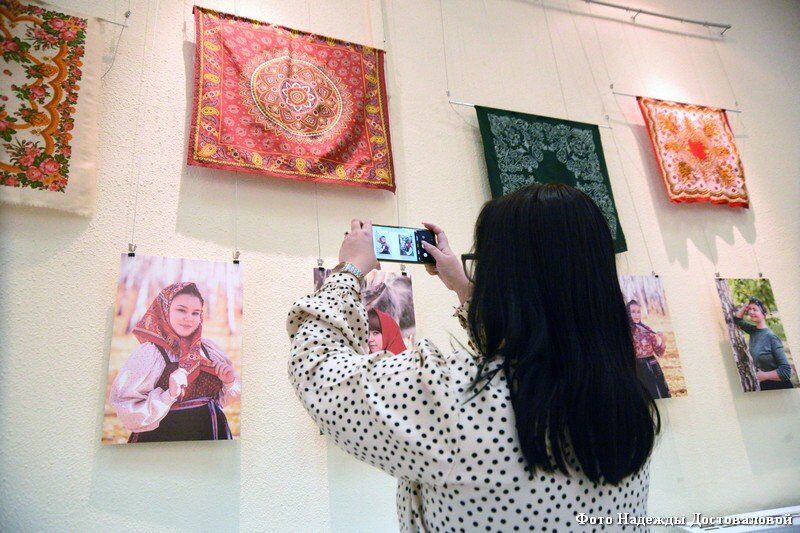 «Узоры мира»: курганские женщины вводят в моду платки