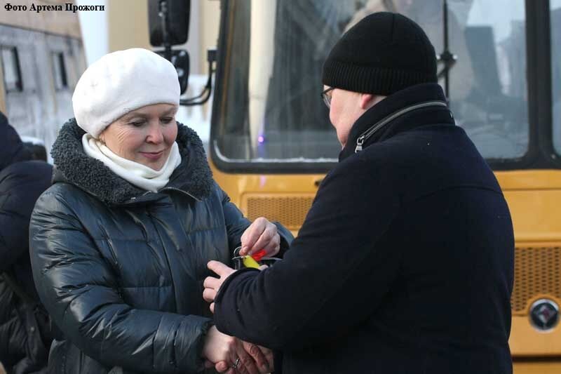 В Курганской области больницам и школам подарили новые машины и автобусы