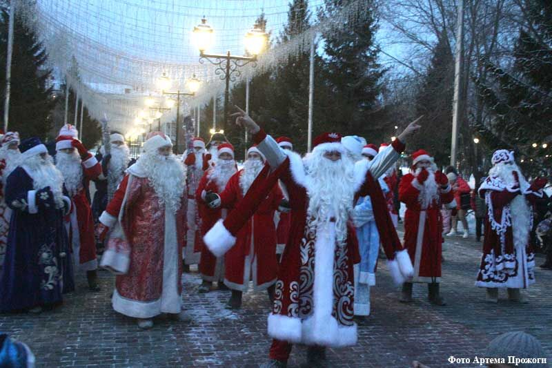 В центре Кургана 26 Дедов Морозов подарили горожанам новогоднее настроение