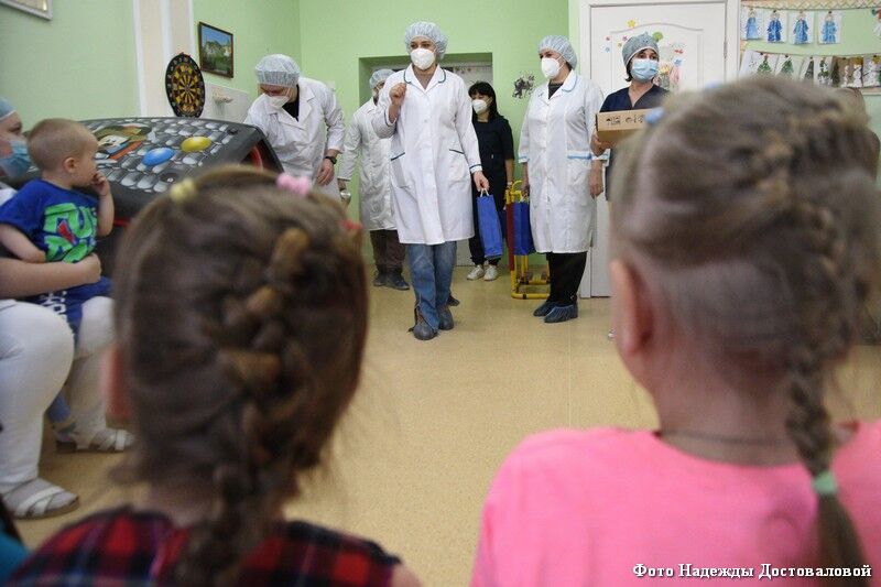 «Тележка заботы»: перед Новым годом дети, больные туберкулёзом, получили подарки от врачей