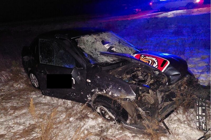 На зауральской трассе водитель насмерть сбил пешехода и серьёзно пострадал