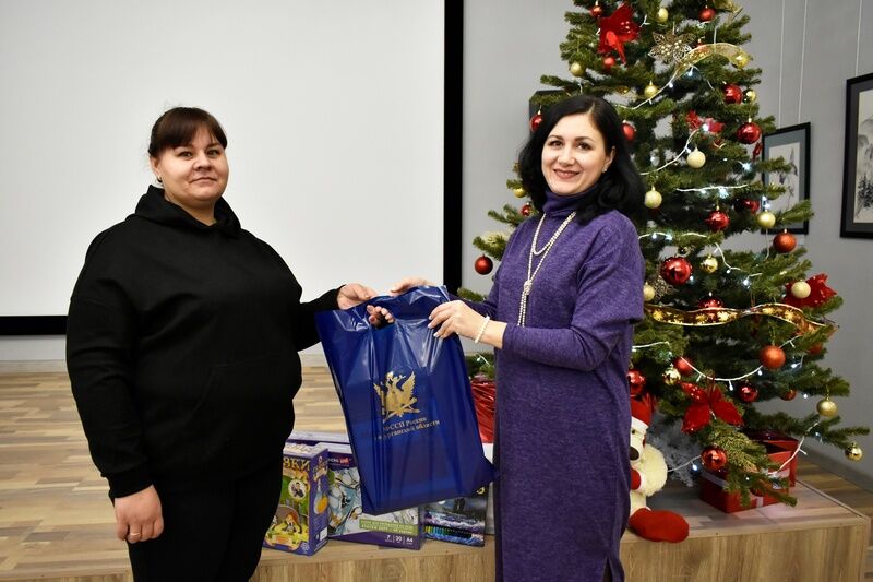 Юговка передала воспитанникам Центра помощи детям № 1 новогодние подарки