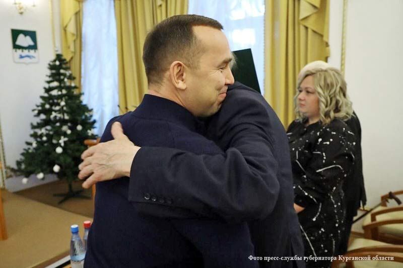 Губернатор Курганской области Вадим Шумков поздравил народного художника России Германа Травникова с юбилеем