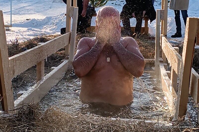 Курганцы окунаются в прорубь на Крещение