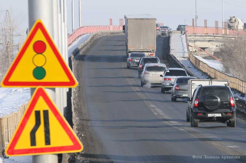 Полицейские со скрытыми камерами следят за соблюдением ПДД на Чеховском мосту