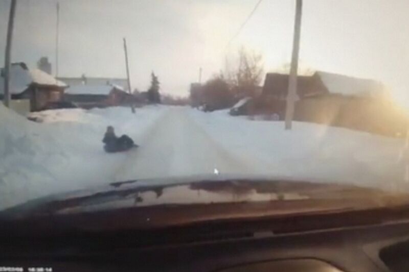 В Зауралье девочка на тюбе скатилась на проезжую часть и попала под машину