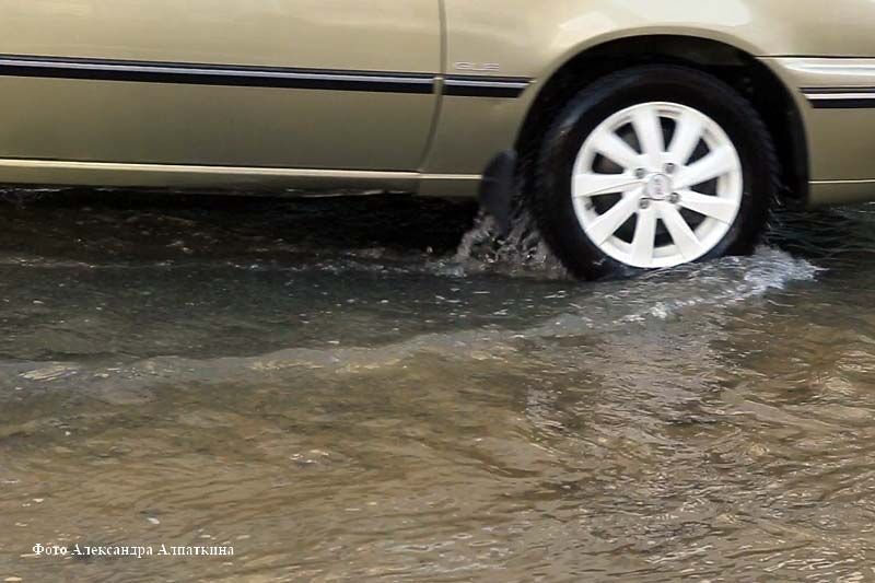 В Кургане вода затопила затопила важный перекресток