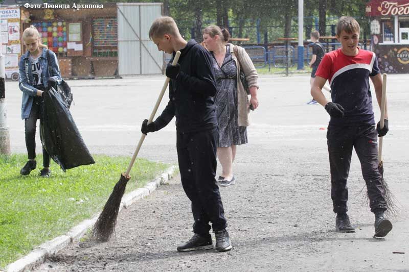 Курганские школьники провели субботник в ЦПКиО