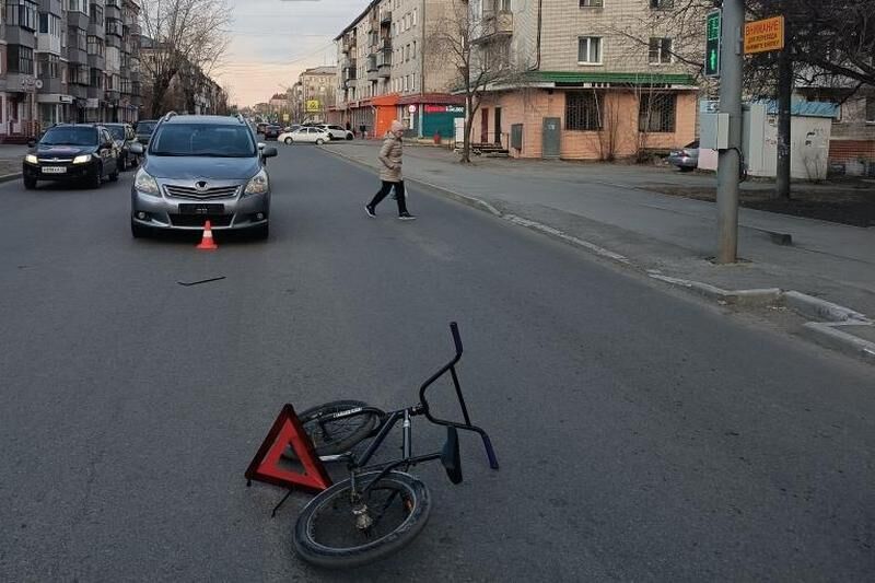 В Кургане несовершеннолетний велосипедист поехал на красный и попал под машину