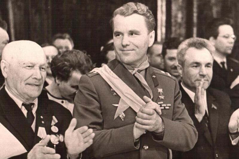 Дважды Герой Советского Союза летчик-космонавт Владимир Шаталов с гордостью носил звание «Почётный гражданин города Кургана»