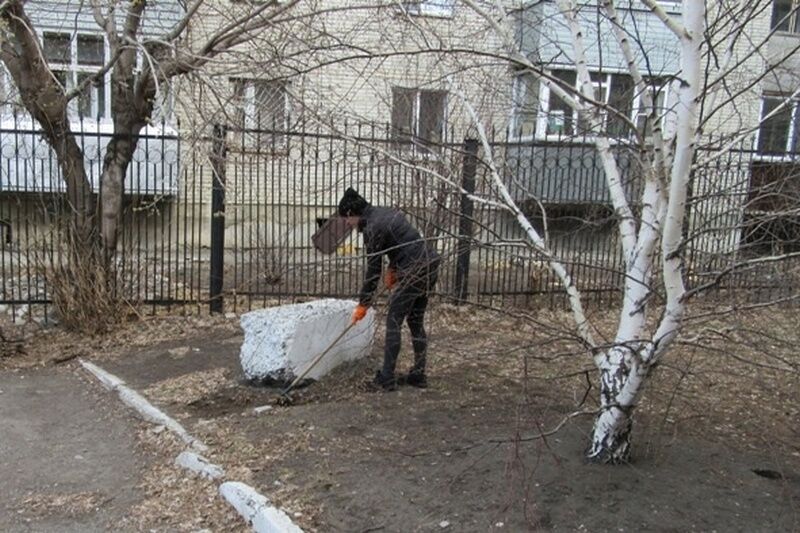 В Кургане осужденных к обязательным работам привлекают к уборке парков и скверов после зимы