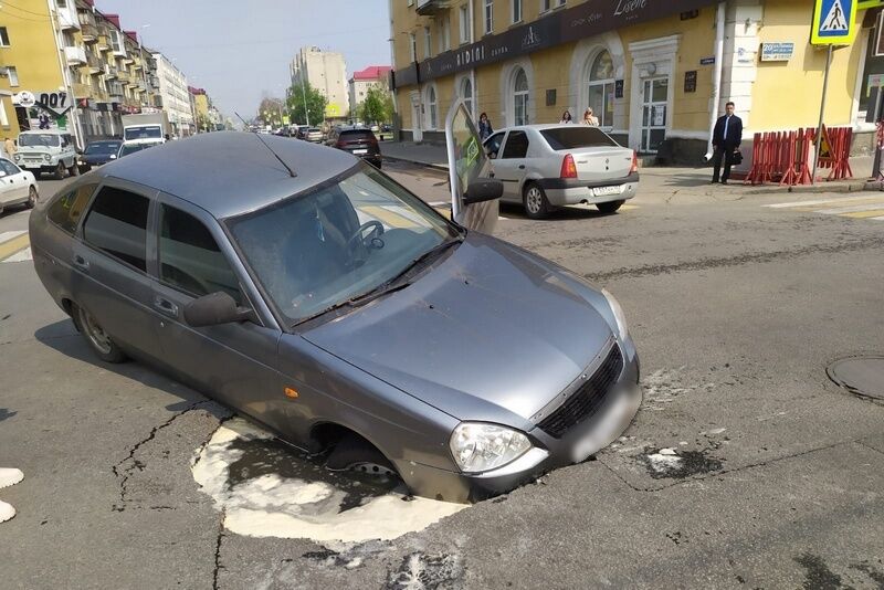 В центре Кургана машина угодила в провал на проезжей части