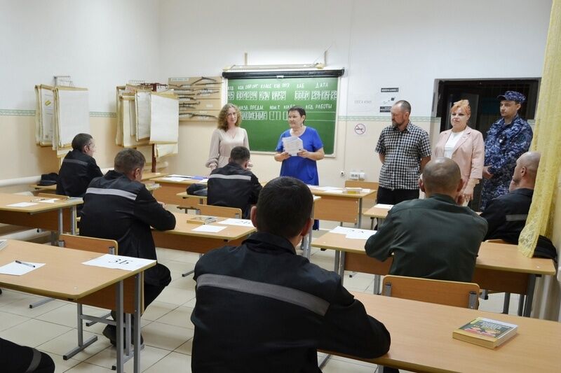 В Кургане осужденные сдают выпускные экзамены в школе