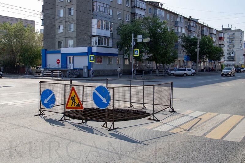 В Кургане перекрыли часть перекрестка улиц Пролетарская и Советская из-за провалов