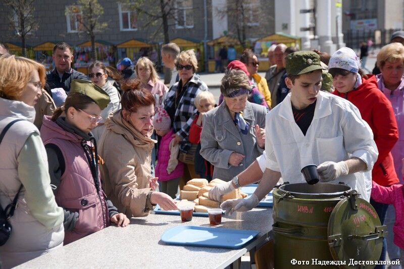 В День Победы курганцев угощали солдатской кашей