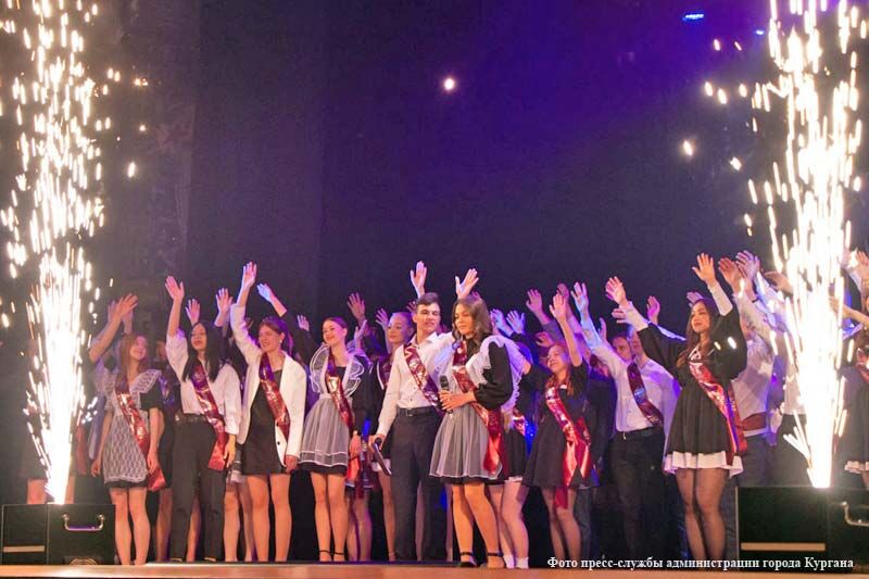 Для старшеклассников Курганской области прозвенели последние звонки