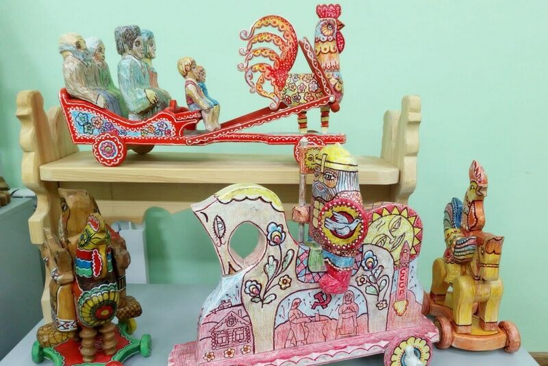 В «Репке» открылась выставка деревянных игрушек