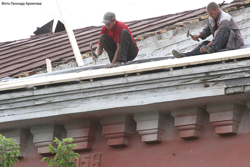 Курганские строители ремонтируют кровли домов в ЛНР