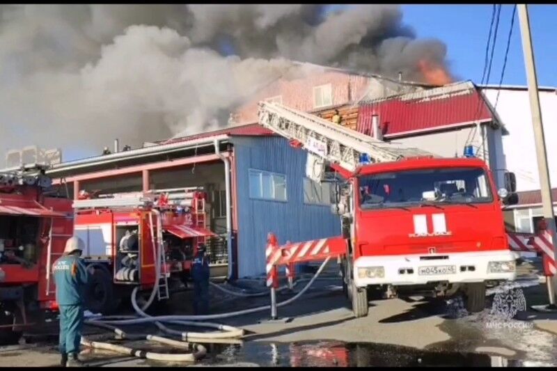 В Кургане сотрудники МЧС России ликвидируют пожар на площади 800 кв.м.