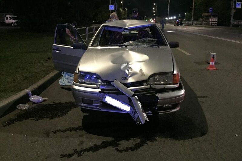 В Кургане водитель насмерть сбил женщину с маленьким ребёнком на переходе