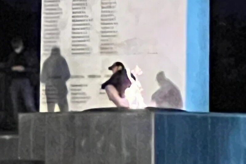 В Тюмени полуголый мужчина осквернил Вечный огонь