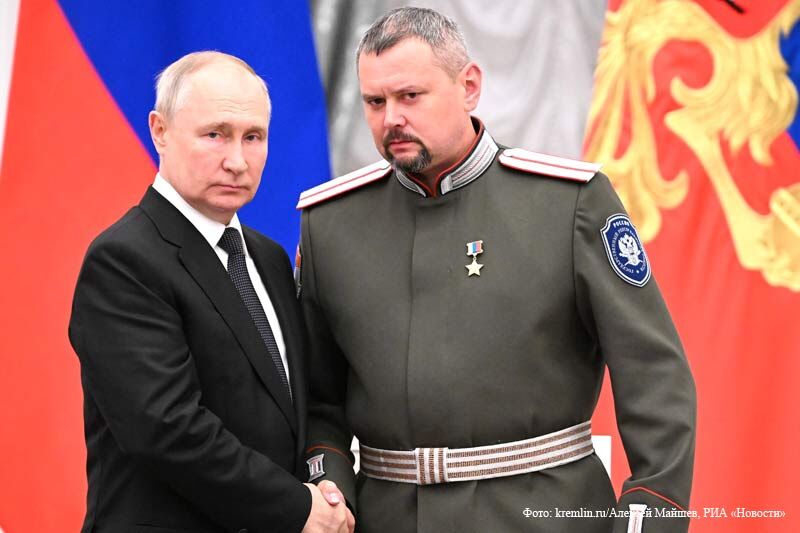 Владимир Путин в Екатерининском зале Кремля вручил героям высшие государственные награды России