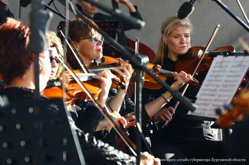 Три оркестра встретились со слушателями в Кургане под открытым небом