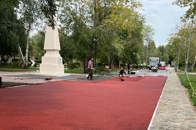 В Городском саду Кургана появились красные дорожки