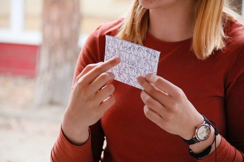 Зауральскую молодежь обучают русскому жестовому языку