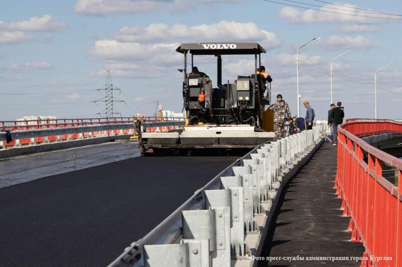 На Чеховском путепроводе в Кургане начали укладывать асфальт