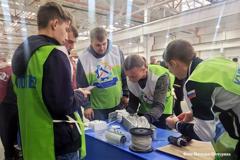 В Кургане на промышленном фестивале заводчане собрали печки-буржуйки и передали их бойцам в зону СВО