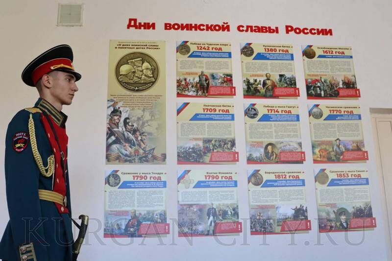 В курганской школе открыли еще одно настенное патриотическое панно