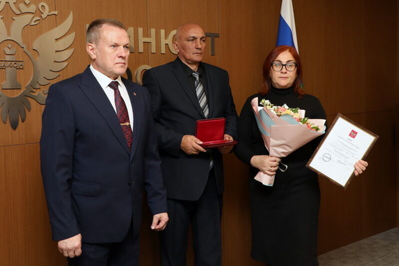 Родителям погибшего при исполнении сотрудника зауральской исправительной колонии вручили медаль