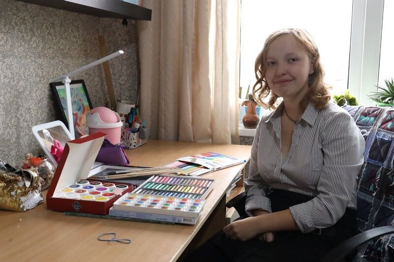 В Кургане губернатор поздравил победительницу Всероссийского конкурса рисунков для детей с ДЦП