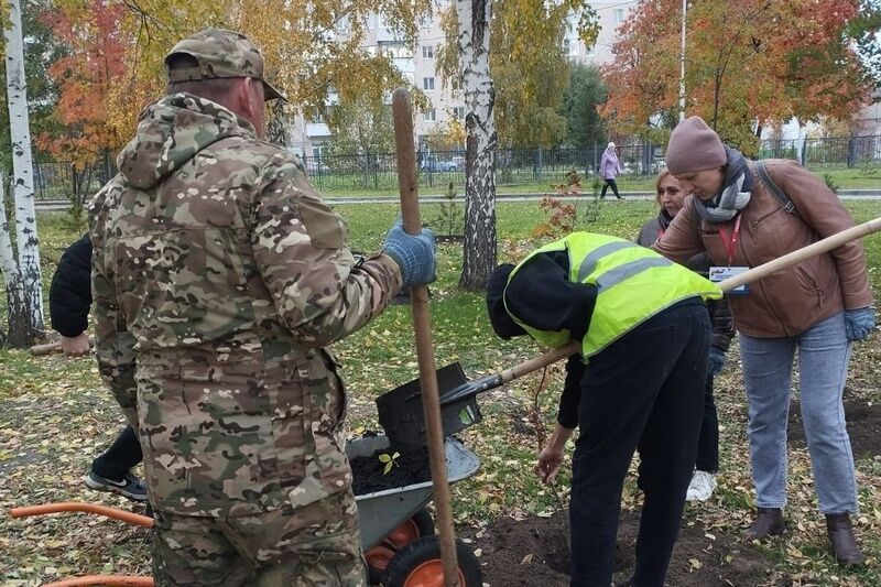 В Кургане участники СВО вместе с детьми высадили деревья в парке Победы
