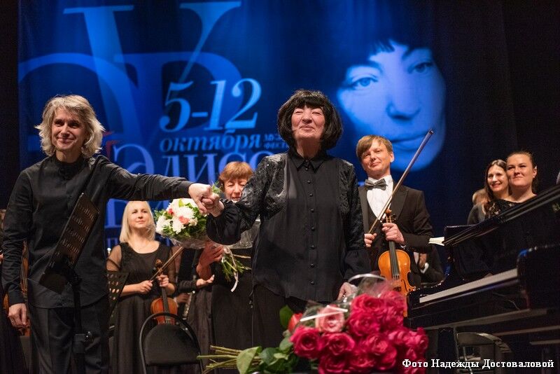 «Вместе дышать на сцене»: в Кургане выступили Омский симфонический оркестр и Элисо Вирсаладзе